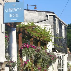 un panneau sur un bâtiment avec des fleurs sur lui dans l'établissement The Claremont Hotel-Adult Only, à Polperro