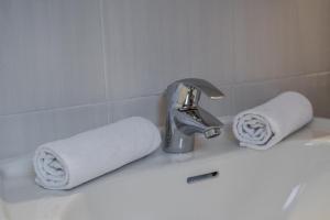 lavamanos con grifo y toallas en Affittacamere Blank, en Arabba