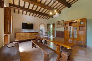 - un salon avec une table en bois et un canapé dans l'établissement Casa Paris, à San Severino Marche