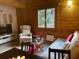sala de estar con sofá y mesa en CABANA SORDA - Peu del Riu 302 - Vall d'Incles - Soldeu, en Incles
