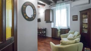 A seating area at Italianway - San Calocero 29