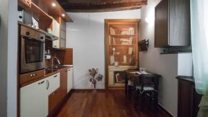A kitchen or kitchenette at Italianway - San Calocero 29