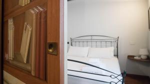 A bed or beds in a room at Italianway - San Calocero 29