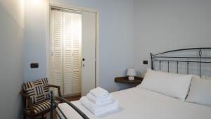 A bed or beds in a room at Italianway - San Calocero 29