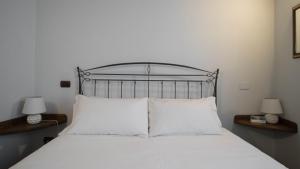 A bed or beds in a room at Italianway - San Calocero 29