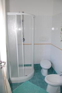 een badkamer met een douche, een toilet en een wastafel bij Solìa Bed & Breakfast in Scalea