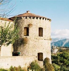 un viejo edificio con un techo encima en Solìa Bed & Breakfast, en Scalea