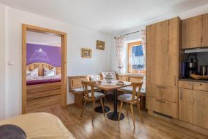 a room with a table and chairs and a bedroom at Ferienwohnung Amethyst in Mittenwald