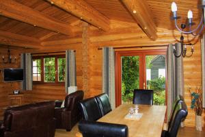 uma sala de jantar com uma mesa e cadeiras de couro em Osiers Country Lodges em Diss