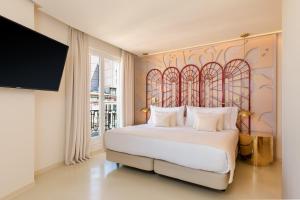 a bedroom with a large bed with a wall at Room Mate Macarena, Madrid Gran Vía in Madrid