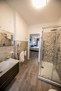 卡坦扎羅的住宿－Il Gelso Guest House，带淋浴和盥洗盆的浴室