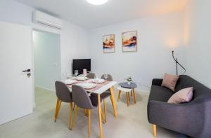 A seating area at Cubo's Urban Miranda Apartment