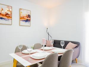 A seating area at Cubo's Urban Miranda Apartment
