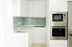 A kitchen or kitchenette at Cubo's Urban Miranda Apartment
