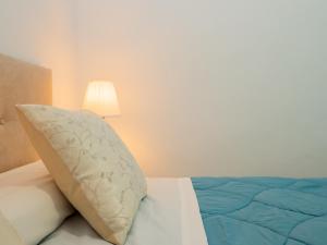 A bed or beds in a room at Cubo's Urban Miranda Apartment