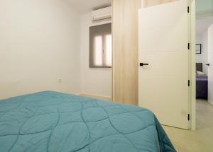 A bed or beds in a room at Cubo's Urban Miranda Apartment