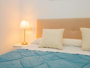 A bed or beds in a room at Cubo's Urban Miranda Apartment