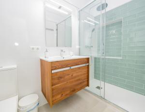 A bathroom at Cubo's Urban Miranda Apartment