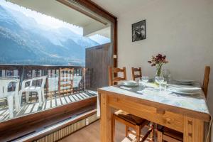 夏慕尼白朗峰的住宿－Nice Studio With Balcony In Chamonix，一间带桌子的用餐室和一个阳台
