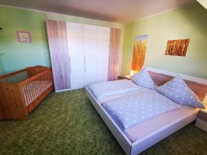 Cama ou camas em um quarto em Ferienwohnung Zschorlau/Erzgebirge 03771 479123