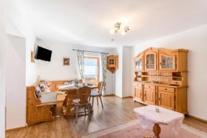 a living room with a table and a dining room at Ferienwohnung Rosenquarz in Mittenwald