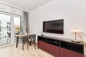 Televízia a/alebo spoločenská miestnosť v ubytovaní Studio Księcia Witolda 32 by Noclegi Renters