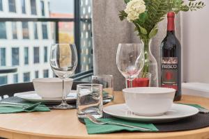 Nápoje v ubytovaní Studio Księcia Witolda 32 by Noclegi Renters + 26 fotografií