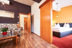 Postel nebo postele na pokoji v ubytování Hotel Landskron