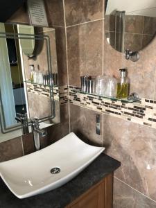 uma casa de banho com um lavatório e um espelho em The Mug House Inn em Bewdley