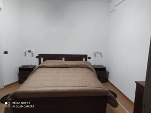 een slaapkamer met een bed en twee nachtkastjes bij Via Riviera ,64 in Castel di Sangro