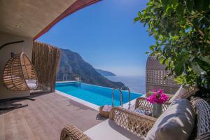 balcón con piscina y vistas al océano en Lissiya Hotel en Faralya