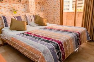 Una cama con una manta en una habitación en Hotel Livingston Inn, en Guayaquil