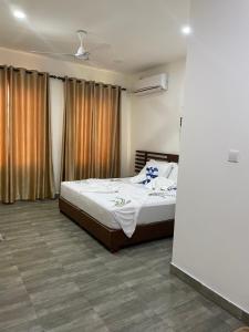 - une chambre avec un lit et une grande fenêtre dans l'établissement Aagali Beach, à Fulidhoo