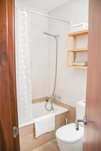 a bathroom with a toilet and a bath tub at Apartament Ninot Bonito apartamento con vistas a la X de Grandvalira in El Tarter
