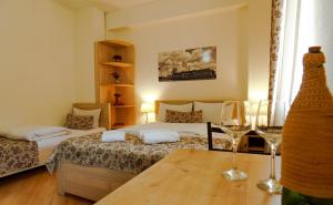 1 dormitorio con 1 cama y 1 mesa con copas de vino en Check-In Hotel, en Tiflis