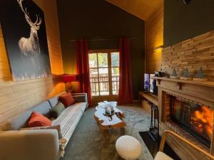 un soggiorno con divano e camino di Duplex - 4 personnes ARC 1950 ad Arc 1950