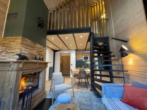 un soggiorno con scala e camino di Duplex - 4 personnes ARC 1950 ad Arc 1950