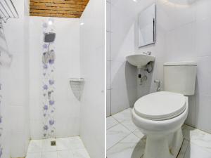 a bathroom with a toilet and a sink at SUPER OYO 90758 D Kost In Kandri Semarang Syariah in Semarang