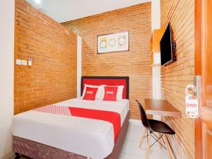 A bed or beds in a room at SUPER OYO 90758 D Kost In Kandri Semarang Syariah