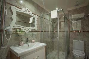 Koupelna v ubytování Miran Hotel