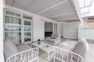 een woonkamer met stoelen en een tafel bij BLUE SEA II - FRONT BEACH in Puerto de Mogán