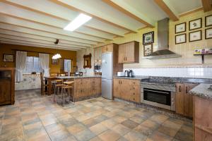 Kuchyňa alebo kuchynka v ubytovaní Casa Adara - Heated pool included