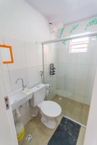 uma casa de banho com um WC e um lavatório em Puleiro Hostel em Salvador