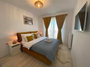 sypialnia z dużym łóżkiem i oknem w obiekcie Relax601 w Braszowie
