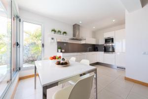 A kitchen or kitchenette at VILLA SALOBRE