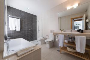 A bathroom at VILLA SALOBRE
