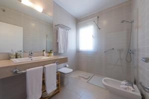 A bathroom at VILLA SALOBRE