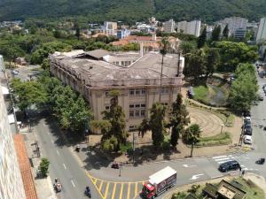 een luchtzicht op een gebouw met een straat bij Apartamento da Maria Eunice in Poços de Caldas
