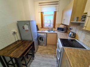 Kitchen o kitchenette sa Lovely self-catering apartment in city centre