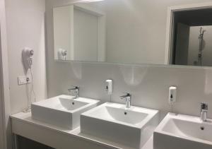 Baðherbergi á Kyivpasservis HOSTEL +13 myndir